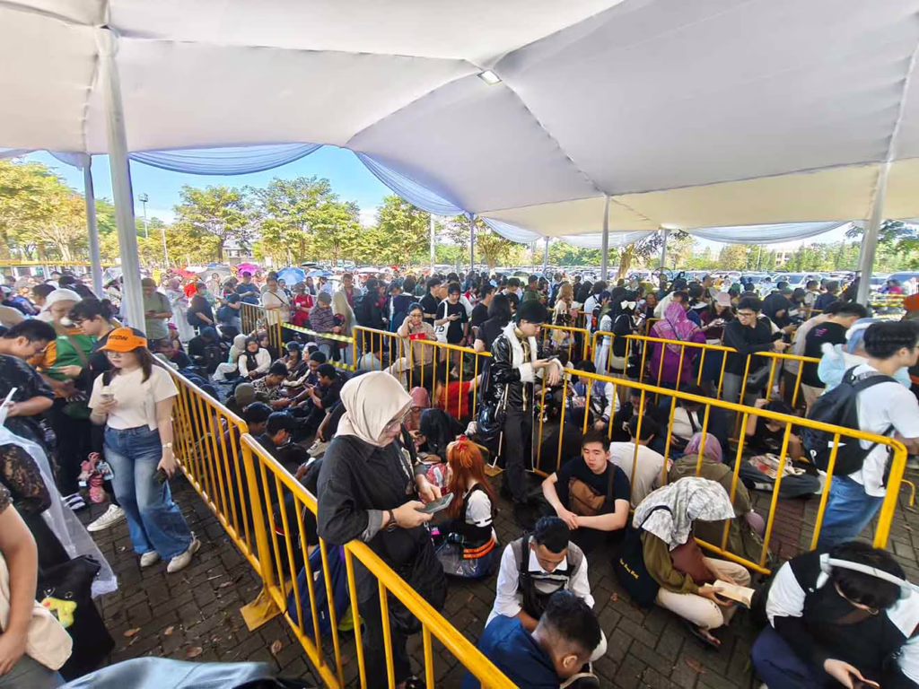 PAra Pengunjung menunggu antrian penukaran tiket untuk di buka kembali.